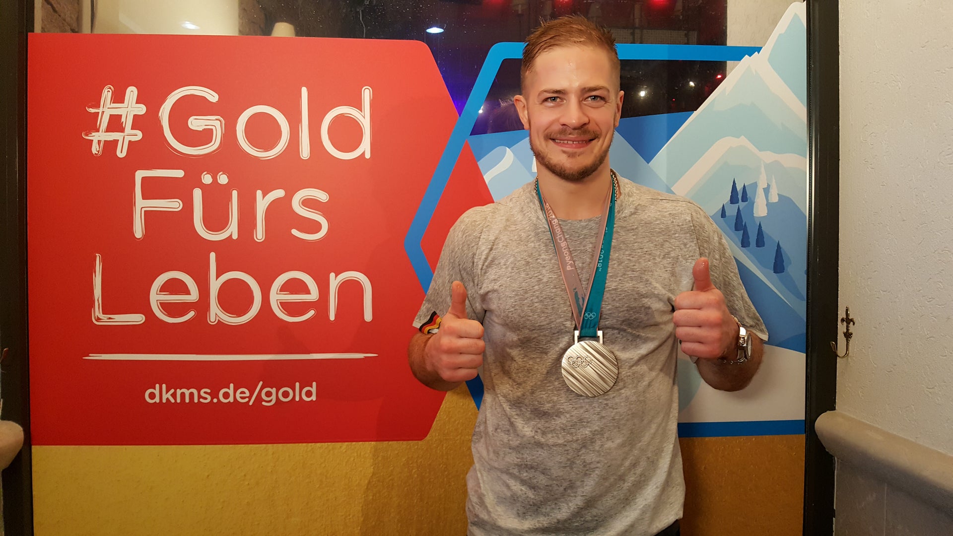Eishockey-Nationalspieler Moritz Müller freut sich über Silber