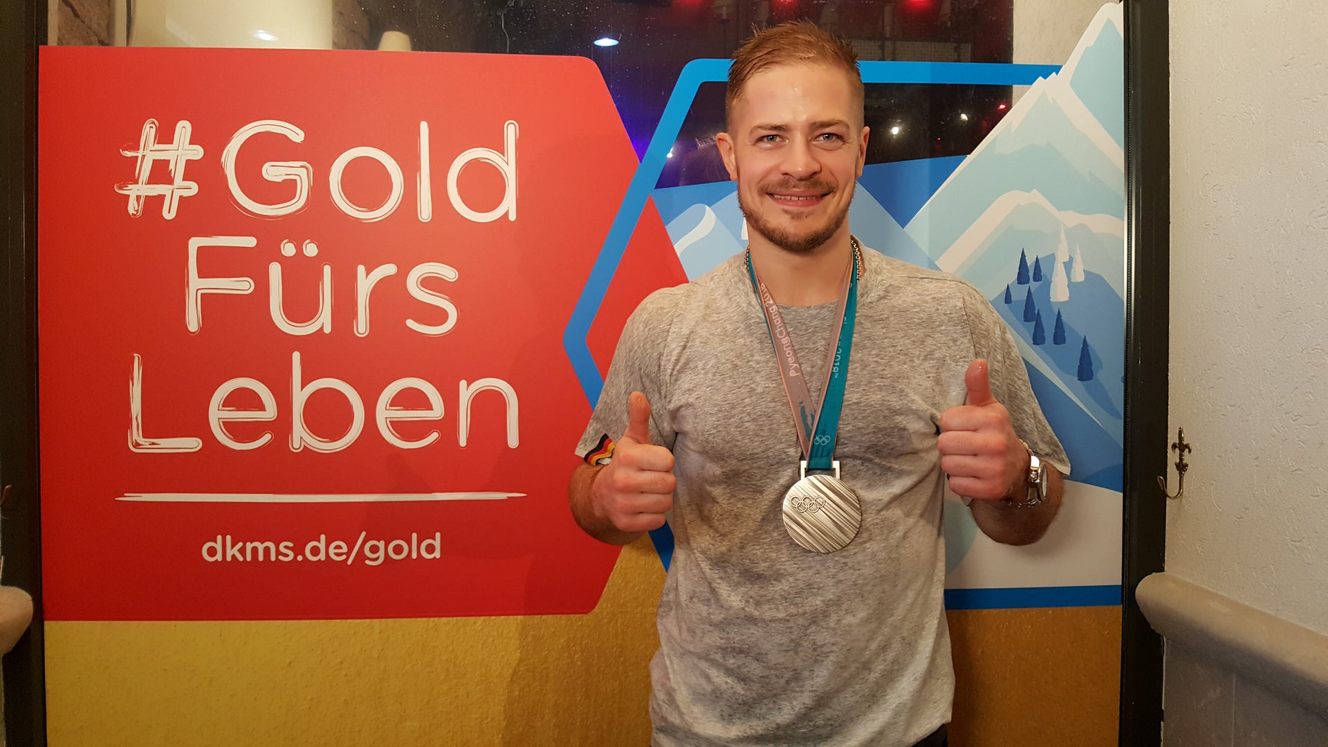 Eishockey-Nationalspieler Moritz Müller freut sich über Silber Eishockey-Nationalspieler Moritz Müller freut sich über Silber