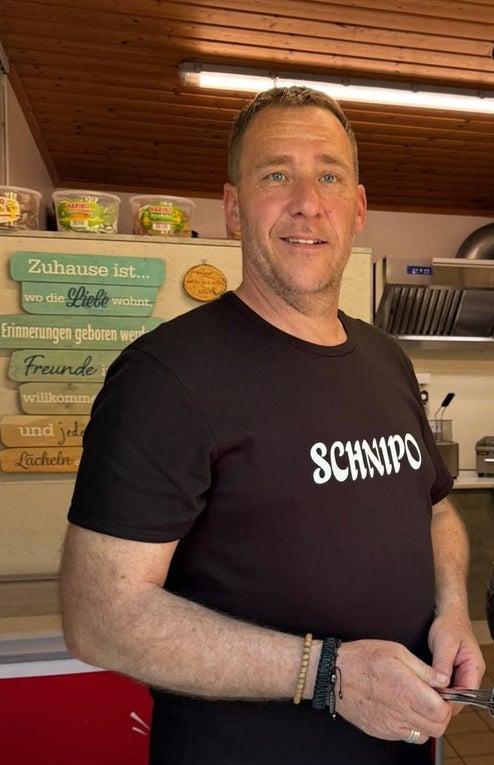 Patient Andy lächelt in die Kamera. Patient Andy lächelt in die Kamera.