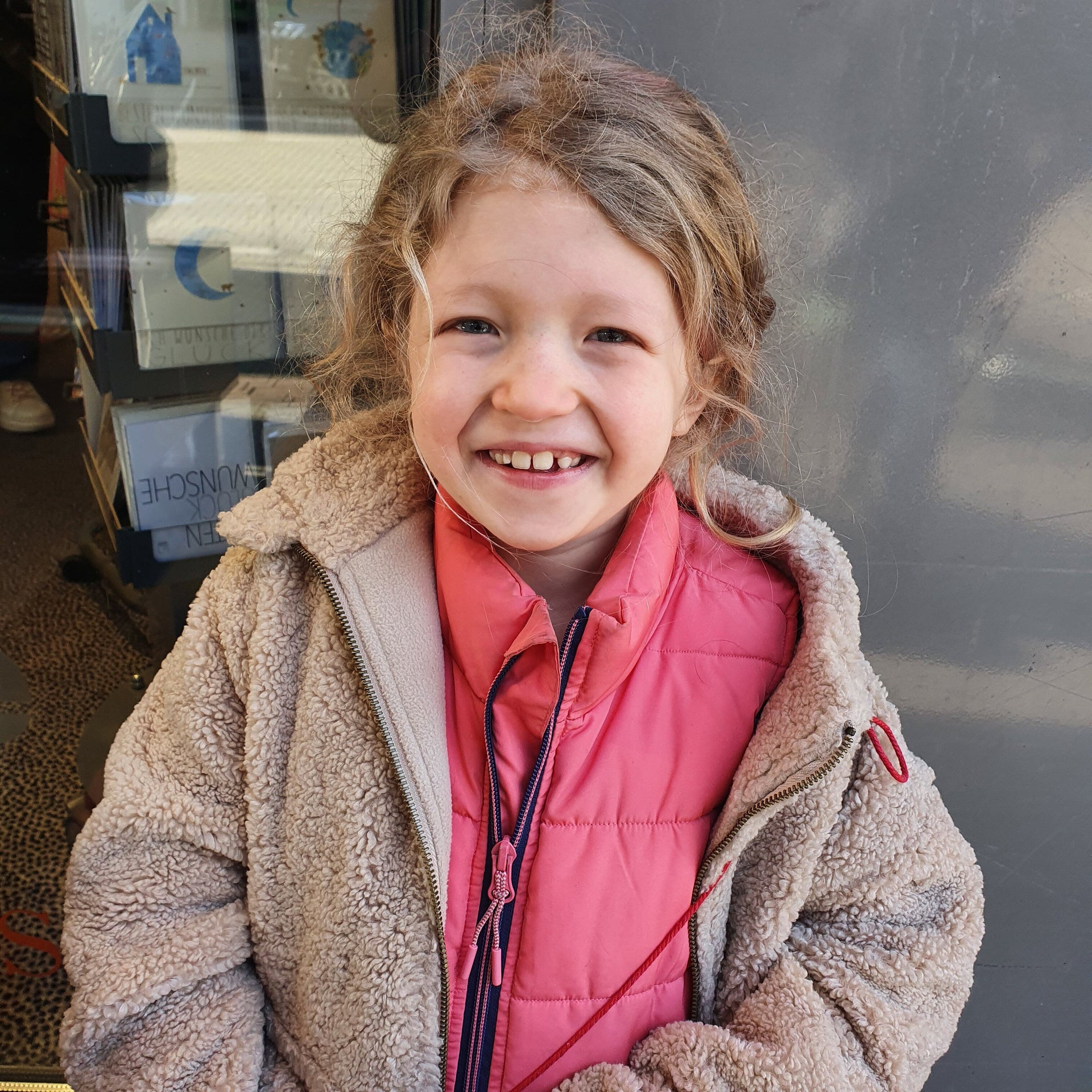 Ein Mädchen lächelt in die Kamera Ein Mädchen lächelt in die Kamera