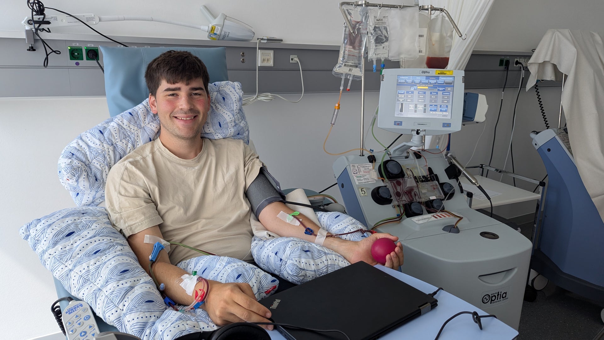 Armin Lutz bei der peripheren Stammzellspende im Krankenhaus Armin Lutz bei der peripheren Stammzellspende im Krankenhaus