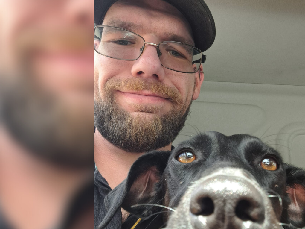 Ein Mann macht ein Selfie mit einem Hund Ein Mann macht ein Selfie mit einem Hund