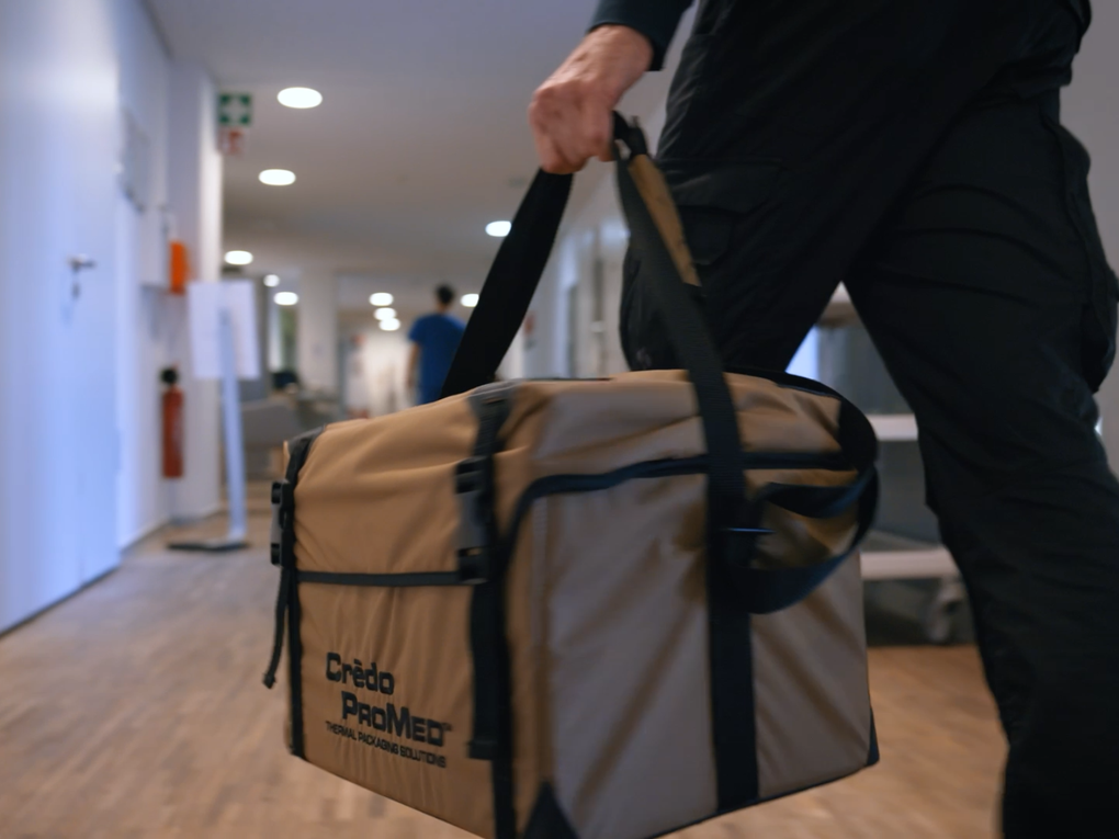 Eine Tasche mit einer Stammzellspende wird über einen Flur getragen Eine Tasche mit einer Stammzellspende wird über einen Flur getragen
