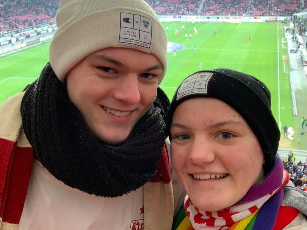 zwei Fußballfans posieren zusammen vor dem Fussballfeld zwei Fußballfans posieren zusammen vor dem Fussballfeld