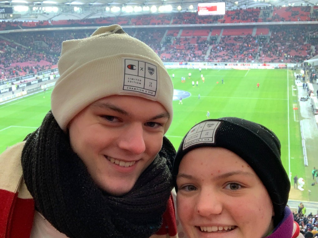 zwei Fußballfans posieren zusammen vor dem Fussballfeld zwei Fußballfans posieren zusammen vor dem Fussballfeld