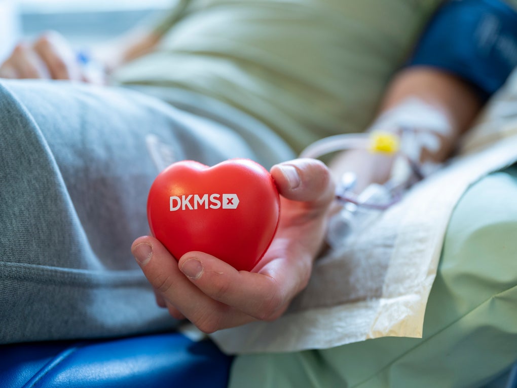 Eine Person hält ein rotes Herz Eine Person hält ein rotes Herz