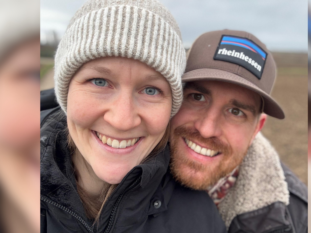 Ein Mann und eine Frau, die ein Selfie machen Ein Mann und eine Frau, die ein Selfie machen