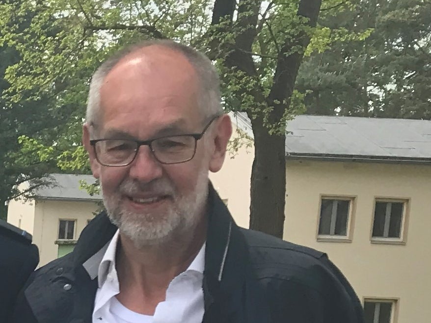 Mann mit Brille lacht in die Kamera Mann mit Brille lacht in die Kamera
