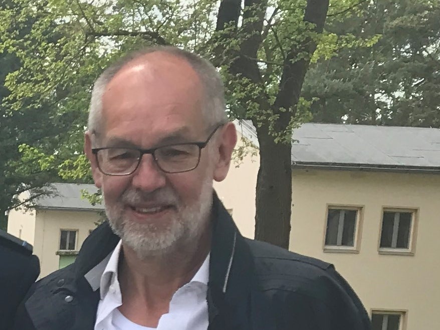 Mann mit Brille lacht in die Kamera Mann mit Brille lacht in die Kamera