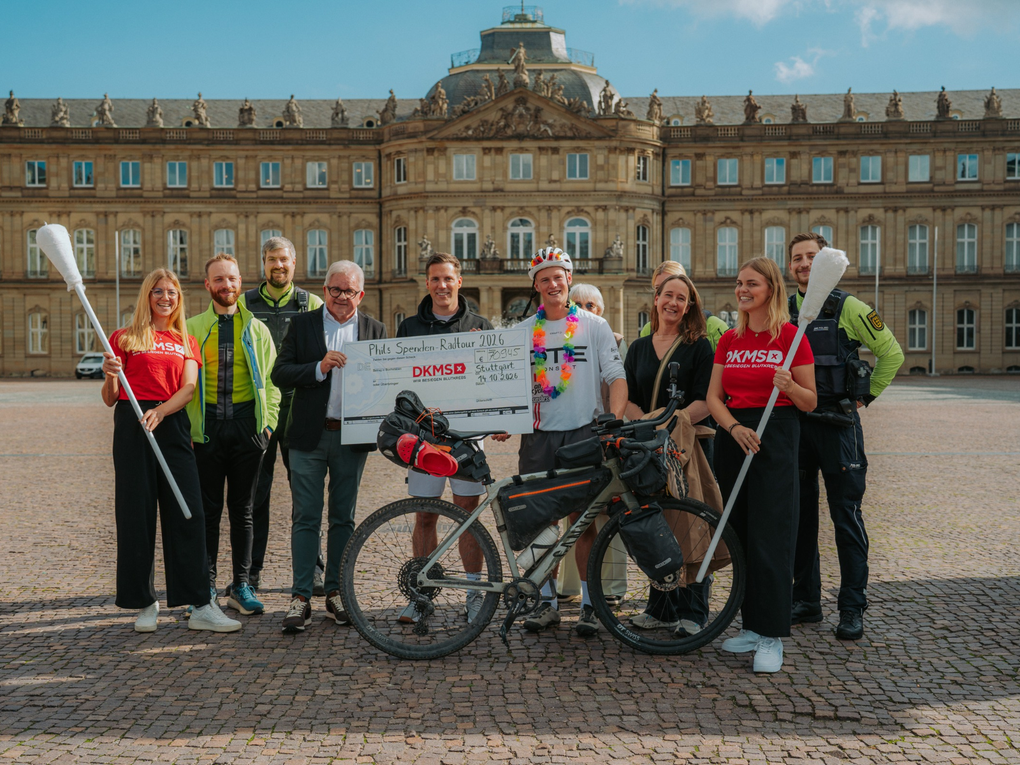 Foto von Phil Weinmann (Mitte, mit Helm) in Stuttgart mit dem Innenminister Manuel Hagel und weiteren Untestützer:innen Foto von Phil Weinmann (Mitte, mit Helm) in Stuttgart mit dem Innenminister Manuel Hagel und weiteren Untestützer:innen