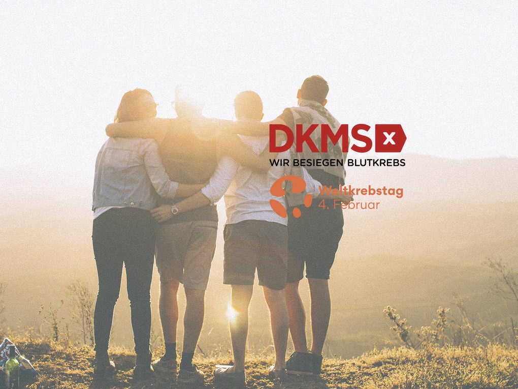 Eine Gruppe von Menschen, die sich auf einem Hügel umarmen Eine Gruppe von Menschen, die sich auf einem Hügel umarmen