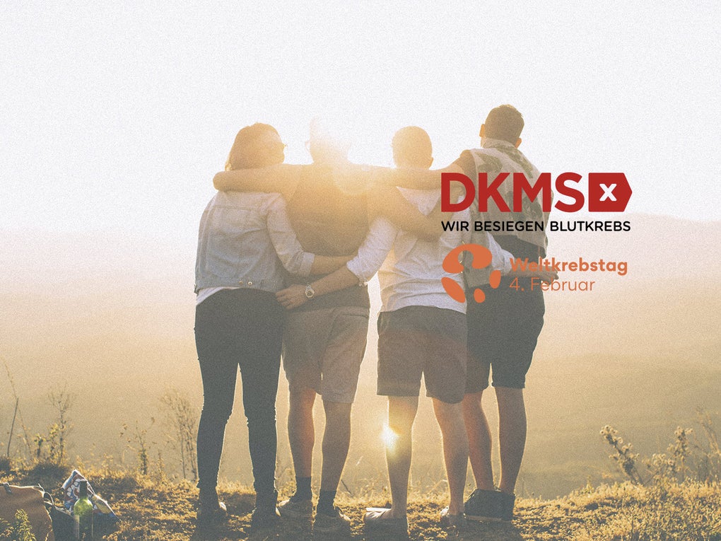 Eine Gruppe von Menschen, die sich auf einem Hügel umarmen Eine Gruppe von Menschen, die sich auf einem Hügel umarmen