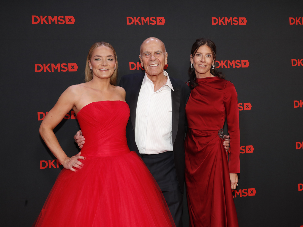 Foto von Dr. Peter Harf, Gründer der DKMS und Mitglied des Stiftungsrats und seinen Töchtern Katharina Harf, Vorsitzende des Stiftungsvorstands und Viktoria von Wulffen, Mitglied des Stiftungsrats. Foto von Dr. Peter Harf, Gründer der DKMS und Mitglied des Stiftungsrats und seinen Töchtern Katharina Harf, Vorsitzende des Stiftungsvorstands und Viktoria von Wulffen, Mitglied des Stiftungsrats.