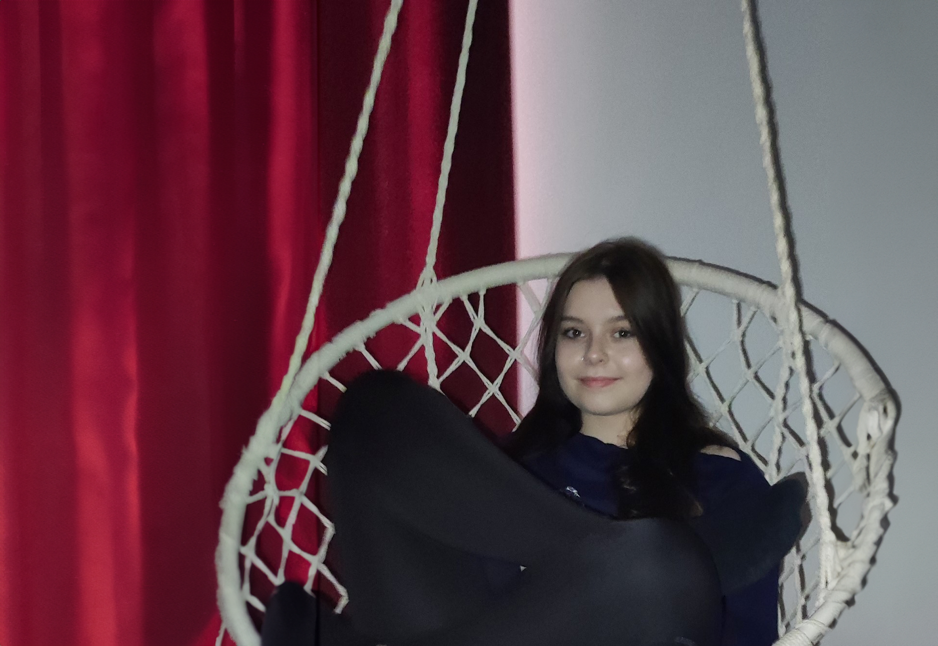 Eine Frau sitzt auf einem Hängestuhl Eine Frau sitzt auf einem Hängestuhl