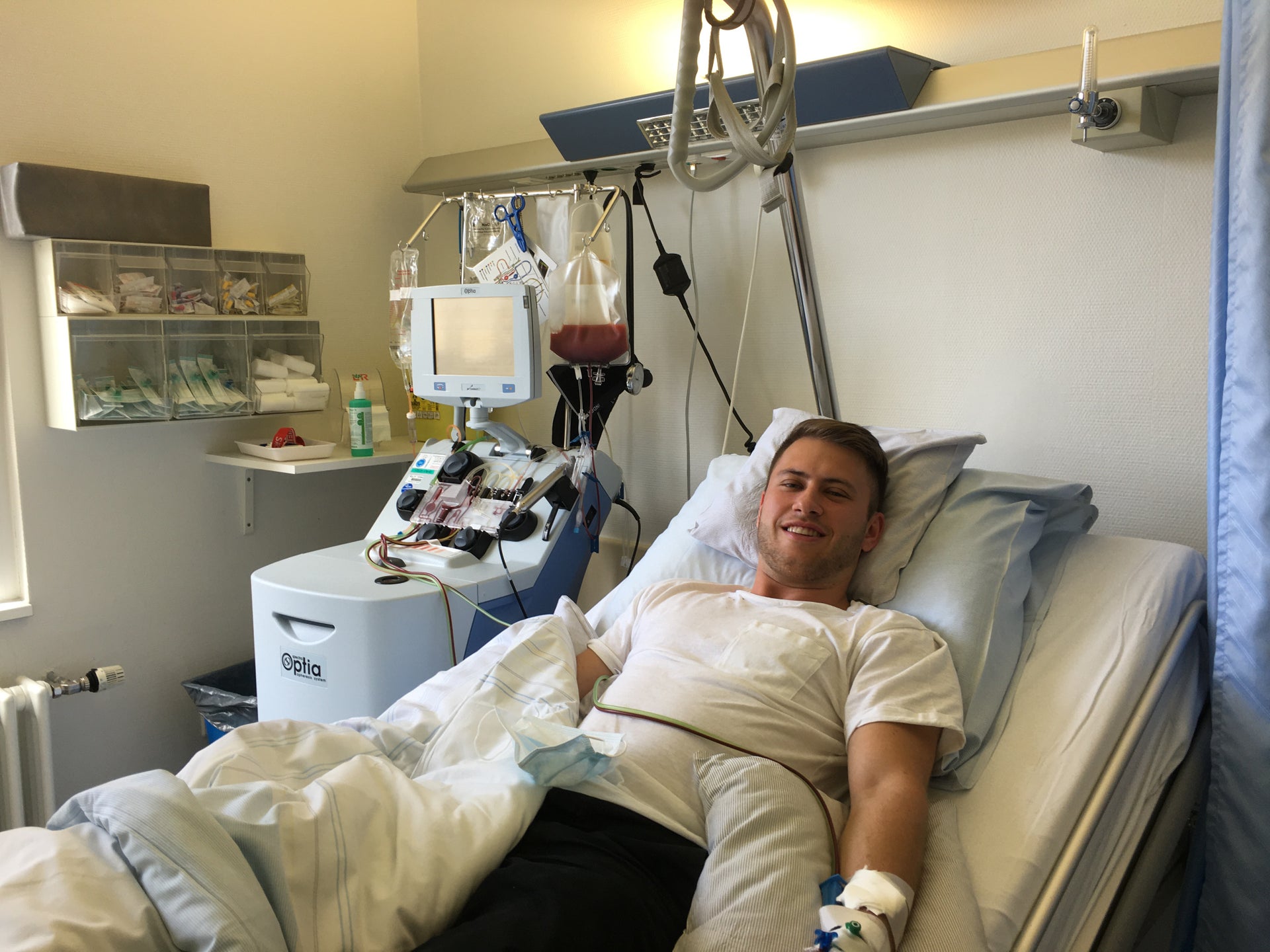 Ein Mann liegt während seiner Stammzellspende in einem Krankenhausbett Ein Mann liegt während seiner Stammzellspende in einem Krankenhausbett