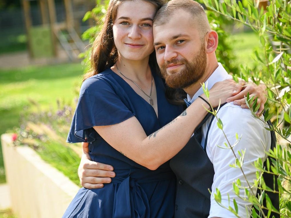 Ein Mann und eine Frau sitzen zusammen Ein Mann und eine Frau sitzen zusammen