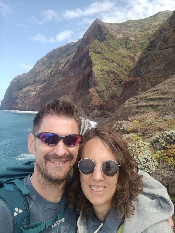 Eine Frau und ein Mann machen ein Selfie vor einer Bucht. Beide tragen Sonnenbrillen und lächeln. Eine Frau und ein Mann machen ein Selfie vor einer Bucht. Beide tragen Sonnenbrillen und lächeln.