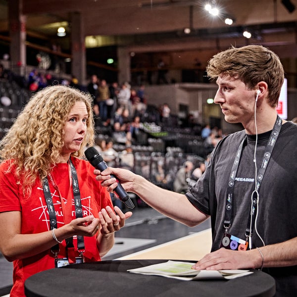 Ein Mann und eine Frau sprechen in Mikrofone Ein Mann und eine Frau sprechen in Mikrofone