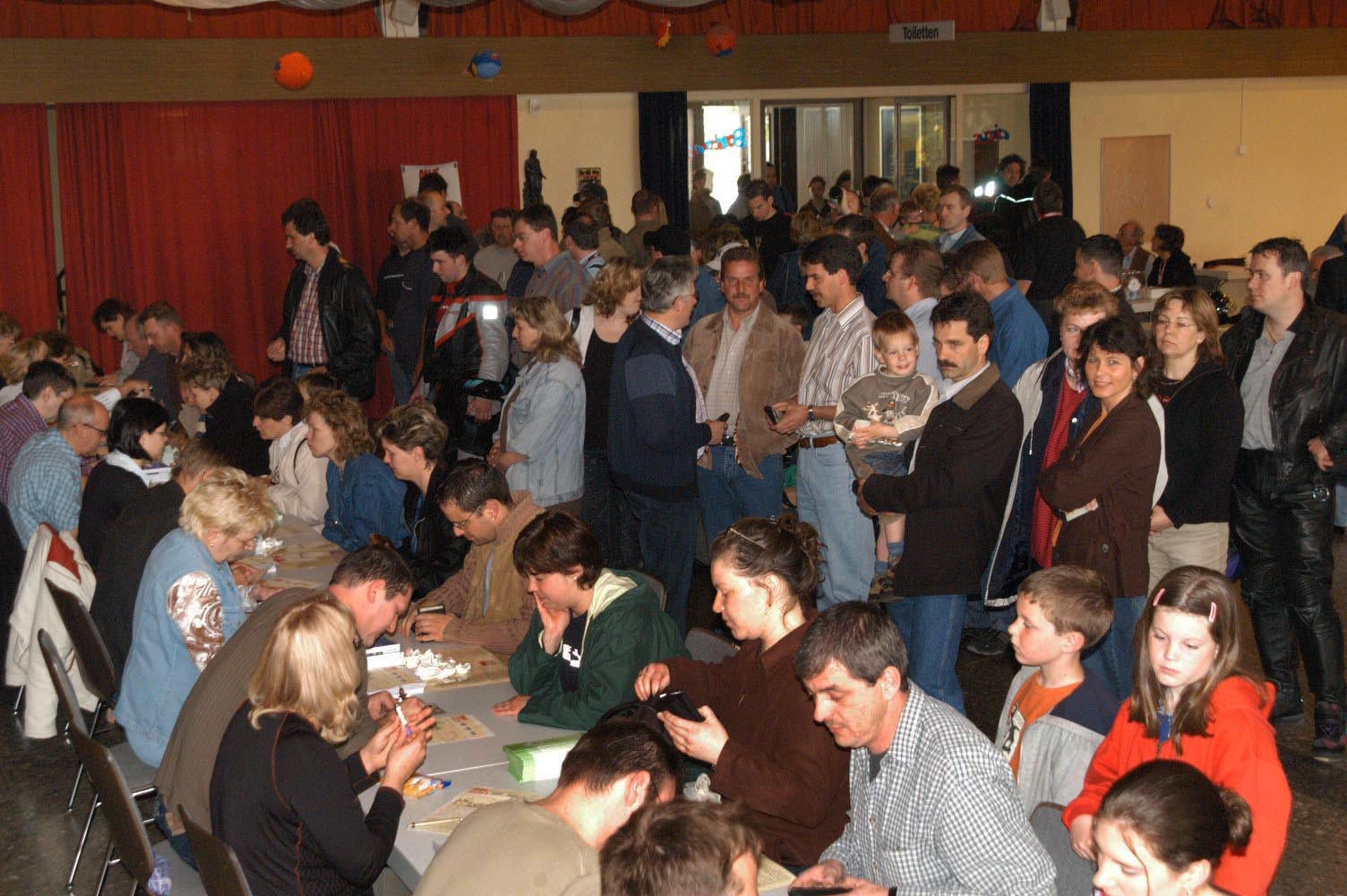 Großer Andrang an der Datenerfassung: Über 2.000 Menschen ließen sich im Jahr 2004 bei einer Aktion der Hilfsgruppe für Wolfgang aus Blankenheim-Mülheim typisieren. Foto: Reiner Züll Großer Andrang an der Datenerfassung: Über 2.000 Menschen ließen sich im Jahr 2004 bei einer Aktion der Hilfsgruppe für Wolfgang aus Blankenheim-Mülheim typisieren. Foto: Reiner Züll