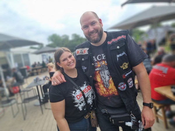 Ein Mann und eine Frau posieren für ein Foto auf dem Wacken Open Air. Ein Mann und eine Frau posieren für ein Foto auf dem Wacken Open Air.