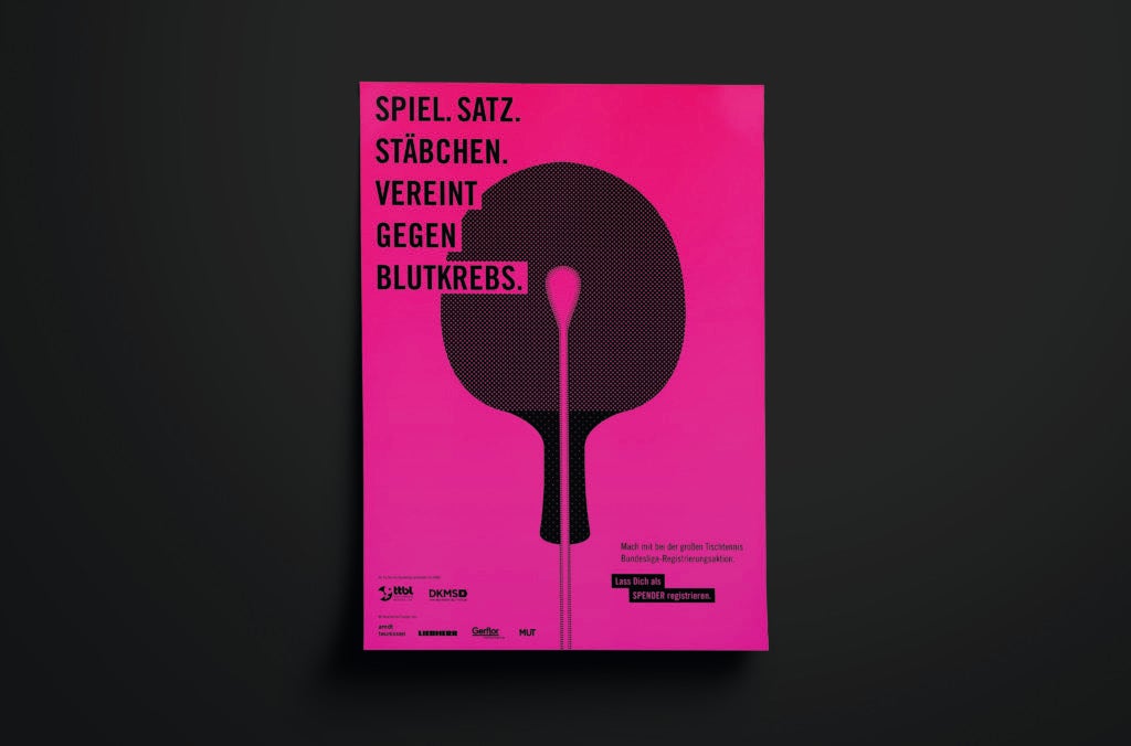 Ein pinkes Poster mit einem Tischtennisschläger. In der Mitte davon sieht man ein Wattestäbchen. Links steht der Text "Spiel Satz. Stäbchen. Vereint. Gegen Blutkrebs" Ein pinkes Poster mit einem Tischtennisschläger. In der Mitte davon sieht man ein Wattestäbchen. Links steht der Text "Spiel Satz. Stäbchen. Vereint. Gegen Blutkrebs"