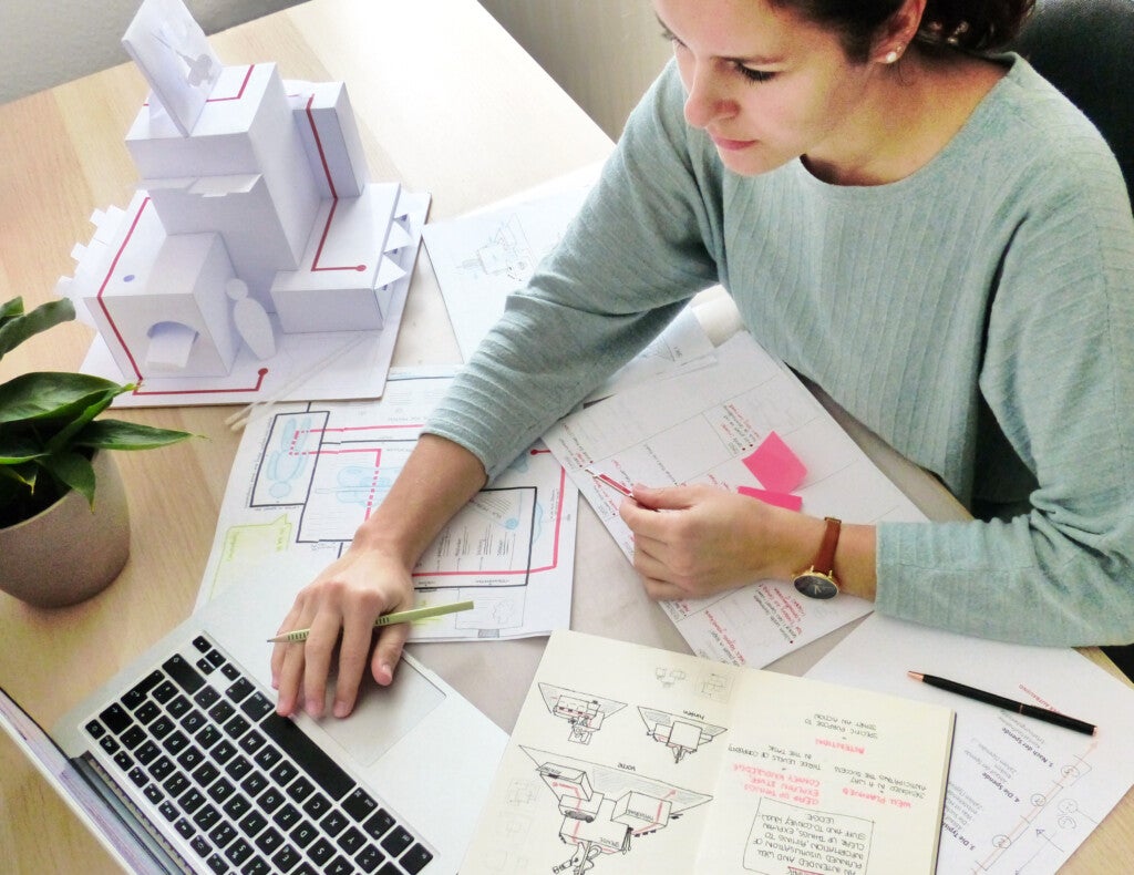 Julia arbeitet an einem Laptop Julia arbeitet an einem Laptop