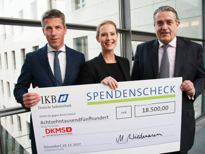 (v.l.nr.): Jörn Schiemann, Leiter Privatkunden und Anlageprodukte bei der IKB Deutsche Industriebank AG), Christina Neumann (DKMS Fundraising, Bereich Unternehmenskooperationen), Dr. Michael H. Wiedmann (Vorsitzender des Vorstands der IKB Deutsche Industriebank AG) (v.l.nr.): Jörn Schiemann, Leiter Privatkunden und Anlageprodukte bei der IKB Deutsche Industriebank AG), Christina Neumann (DKMS Fundraising, Bereich Unternehmenskooperationen), Dr. Michael H. Wiedmann (Vorsitzender des Vorstands der IKB Deutsche Industriebank AG)