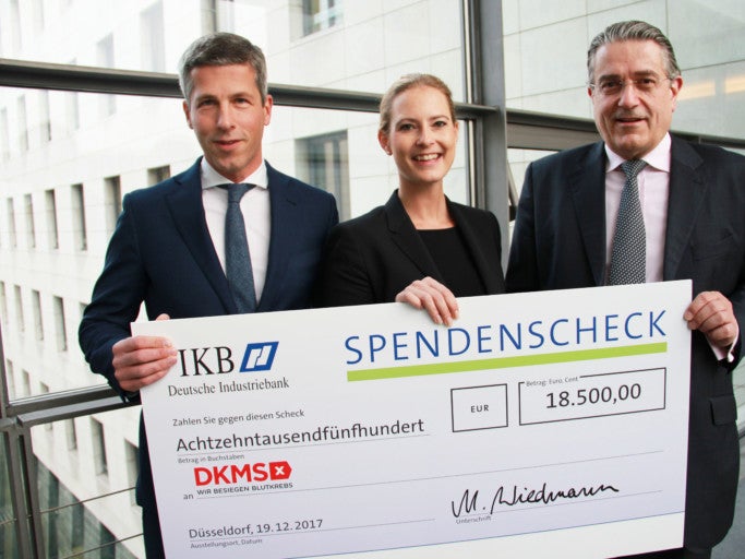(v.l.nr.): Jörn Schiemann, Leiter Privatkunden und Anlageprodukte bei der IKB Deutsche Industriebank AG), Christina Neumann (DKMS Fundraising, Bereich Unternehmenskooperationen), Dr. Michael H. Wiedmann (Vorsitzender des Vorstands der IKB Deutsche Industriebank AG) (v.l.nr.): Jörn Schiemann, Leiter Privatkunden und Anlageprodukte bei der IKB Deutsche Industriebank AG), Christina Neumann (DKMS Fundraising, Bereich Unternehmenskooperationen), Dr. Michael H. Wiedmann (Vorsitzender des Vorstands der IKB Deutsche Industriebank AG)