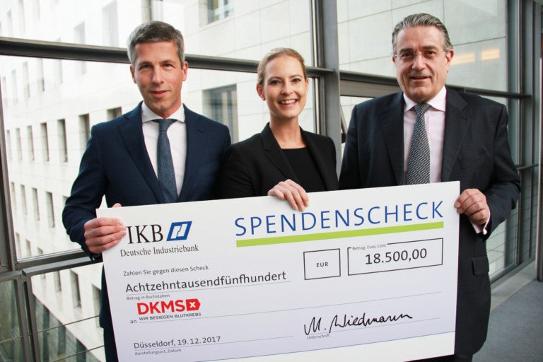 (v.l.nr.): Jörn Schiemann, Leiter Privatkunden und Anlageprodukte bei der IKB Deutsche Industriebank AG), Christina Neumann (DKMS Fundraising, Bereich Unternehmenskooperationen), Dr. Michael H. Wiedmann (Vorsitzender des Vorstands der IKB Deutsche Industriebank AG) (v.l.nr.): Jörn Schiemann, Leiter Privatkunden und Anlageprodukte bei der IKB Deutsche Industriebank AG), Christina Neumann (DKMS Fundraising, Bereich Unternehmenskooperationen), Dr. Michael H. Wiedmann (Vorsitzender des Vorstands der IKB Deutsche Industriebank AG)