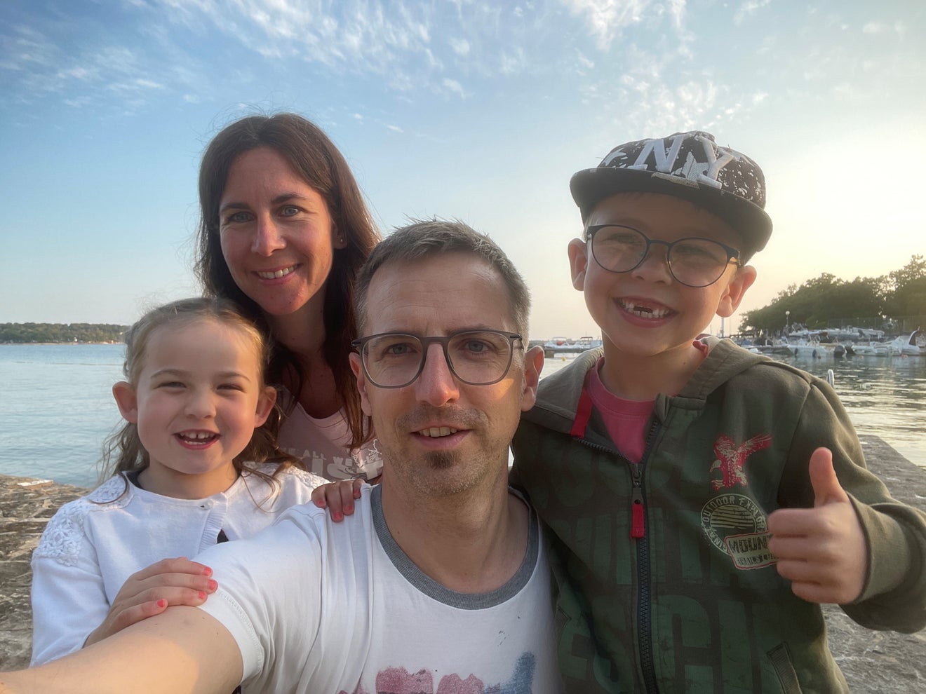 Stefan mit seinen zwei Kindern und seiner Frau am Meer 