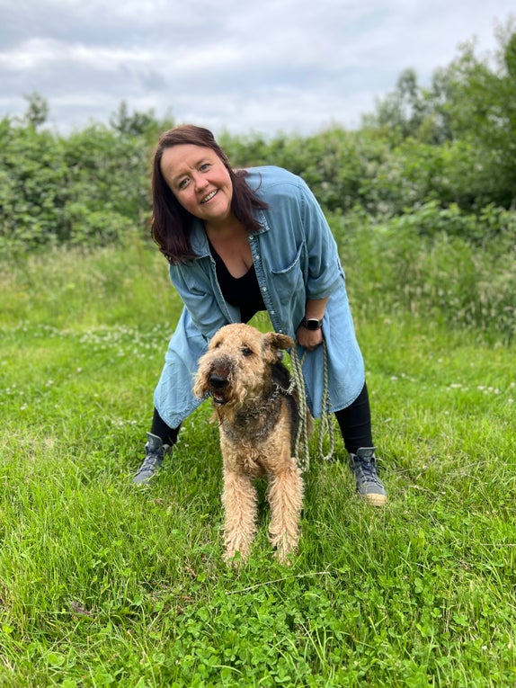 Eine Frau mit einem angeleinten Hund Eine Frau mit einem angeleinten Hund