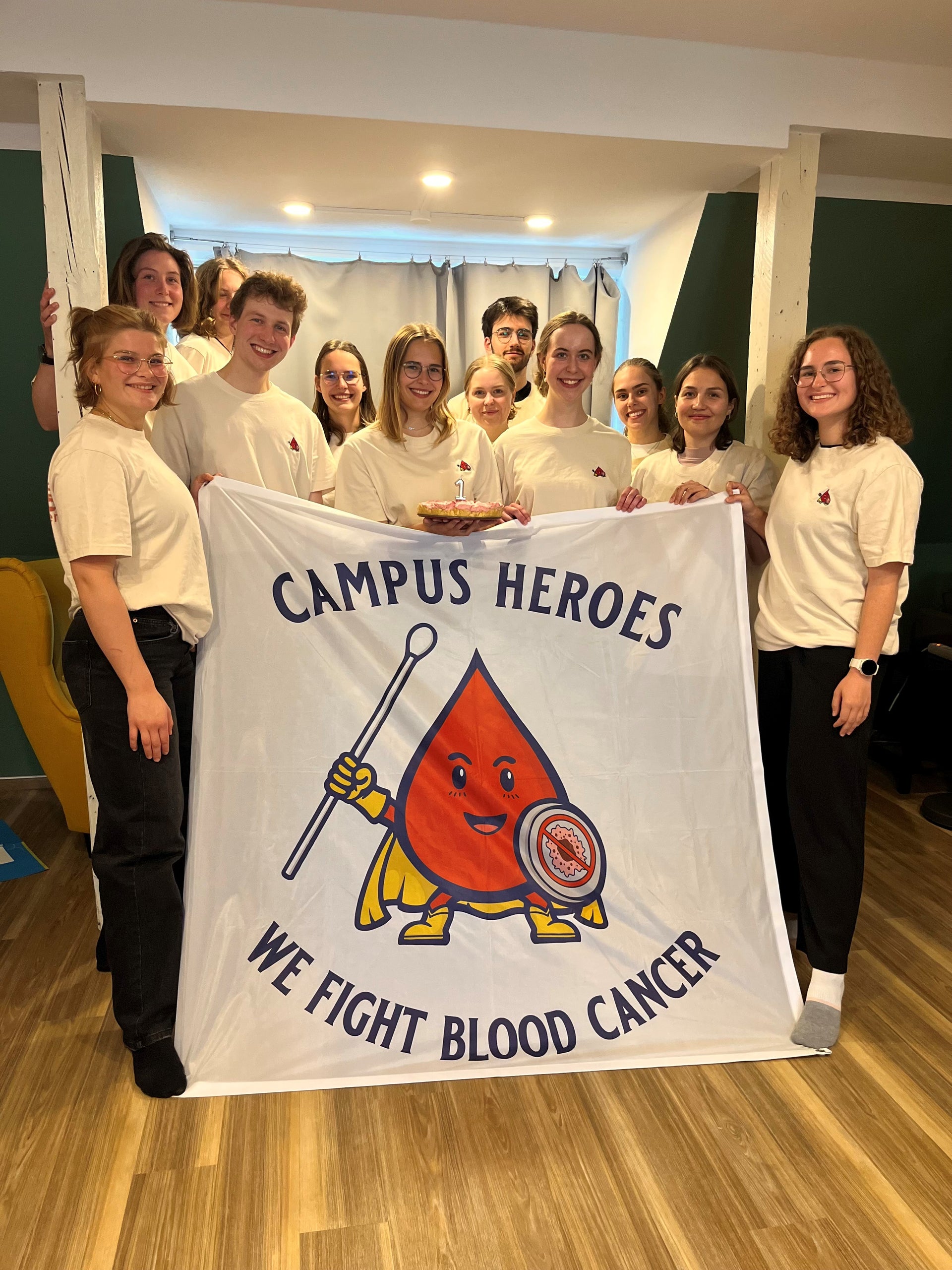 Eine Gruppe von Menschen posiert für ein Foto Eine Gruppe von Menschen posiert für ein Foto