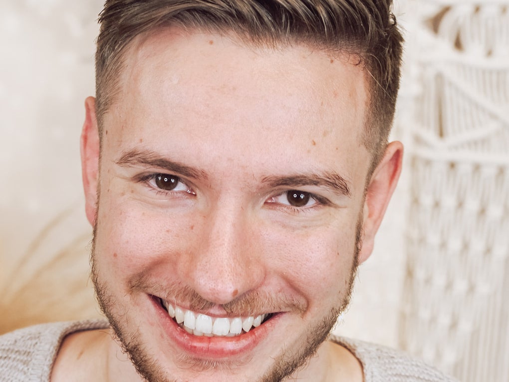 Ein Mann lächelt für die Kamera Ein Mann lächelt für die Kamera
