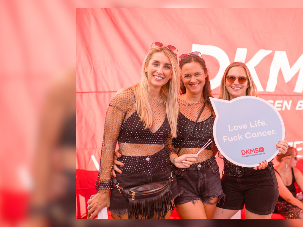Eine Gruppe von Frauen posiert für ein Foto Eine Gruppe von Frauen posiert für ein Foto