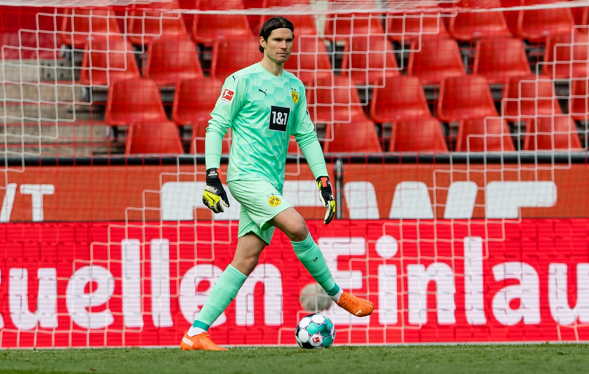 Marwin Hitz im Tor des BVB; Foto: Borussia Dortmund, er steht vor einem Tor und hat den Ball auf dem rechten Fuß Marwin Hitz im Tor des BVB; Foto: Borussia Dortmund, er steht vor einem Tor und hat den Ball auf dem rechten Fuß