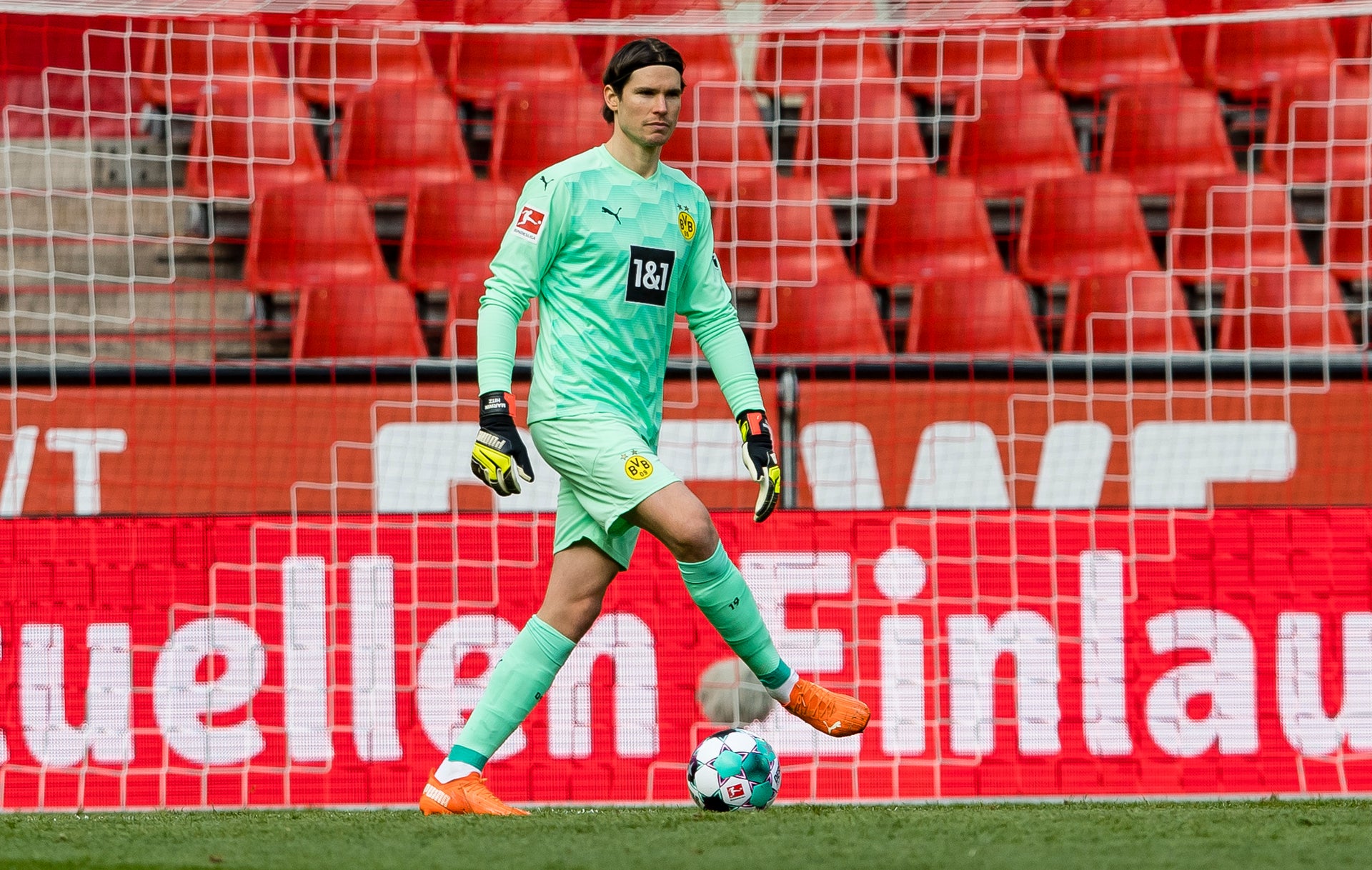 Marwin Hitz im Tor des BVB; Foto: Borussia Dortmund, er steht vor einem Tor und hat den Ball auf dem rechten Fuß Marwin Hitz im Tor des BVB; Foto: Borussia Dortmund, er steht vor einem Tor und hat den Ball auf dem rechten Fuß