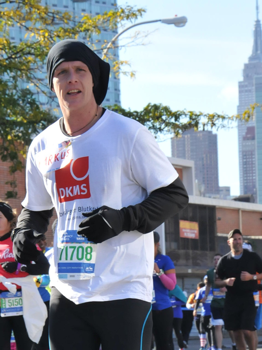 Ein Mann, der an einem Marathon teilnimmt