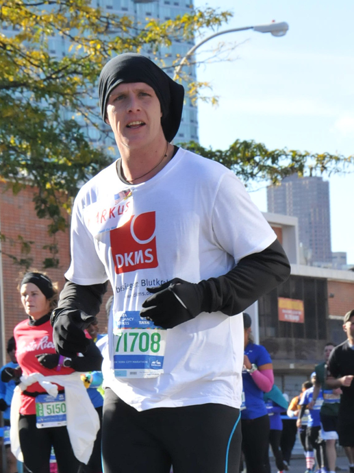 Ein Mann, der an einem Marathon teilnimmt