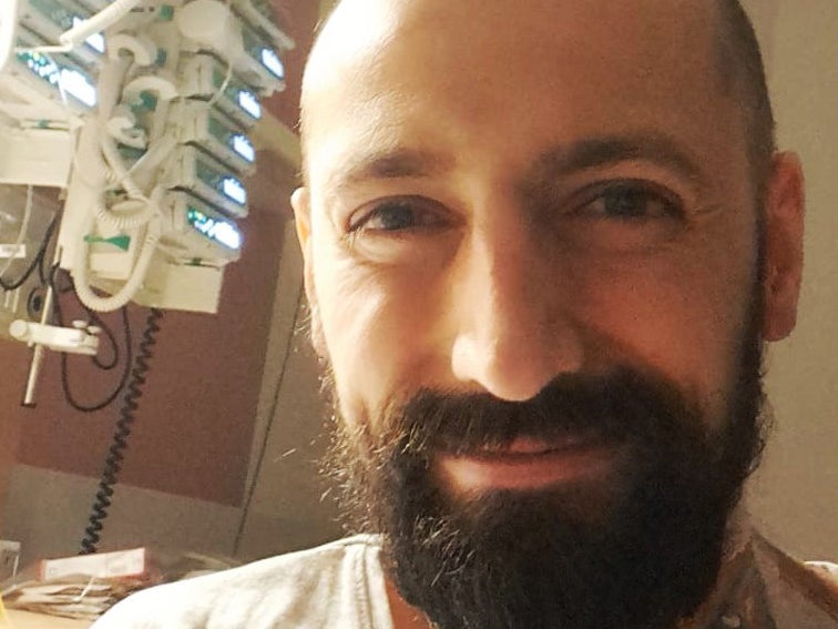 Ein Mann mit Bart lächelt Ein Mann mit Bart lächelt