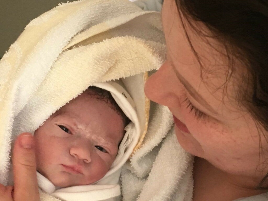 Martyna hält ihre neugeborene Tochter Mila Martyna hält ihre neugeborene Tochter Mila
