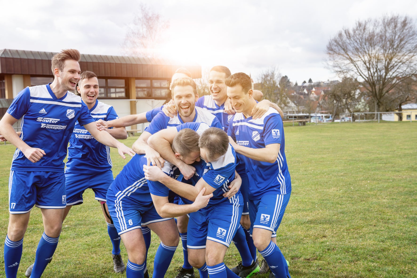 Eine Gruppe von Männern in blauen Fußball Trikots Eine Gruppe von Männern in blauen Fußball Trikots