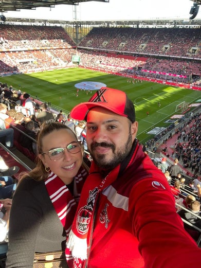 Patient Periklis mit seiner Frau im Fußballstadion.