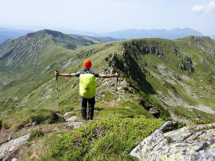 Fuat Gören steht auf einem Berg. Fuat Gören steht auf einem Berg.