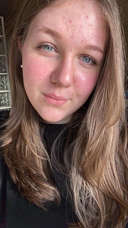 Leonie lächelt in die Kamera. Leonie lächelt in die Kamera.