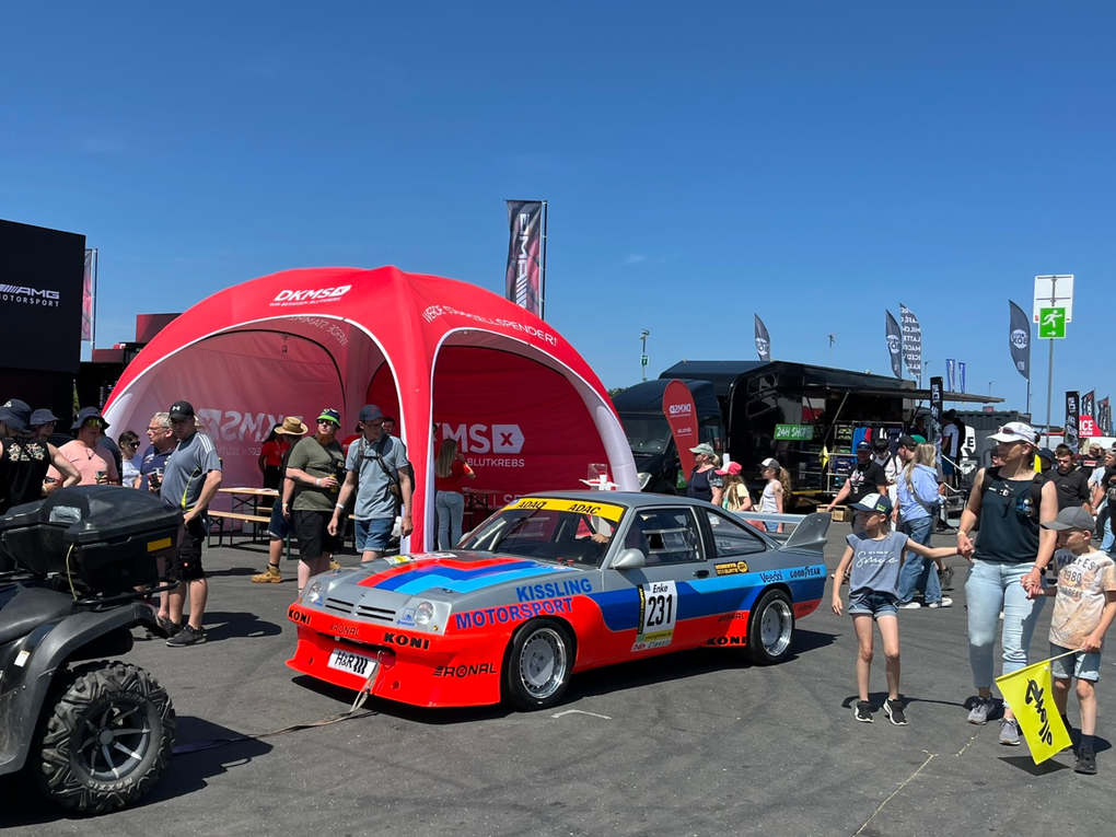 Ein auf einem Parkplatz am Nürburgring abgestellter Rennwagen. Ein auf einem Parkplatz am Nürburgring abgestellter Rennwagen.