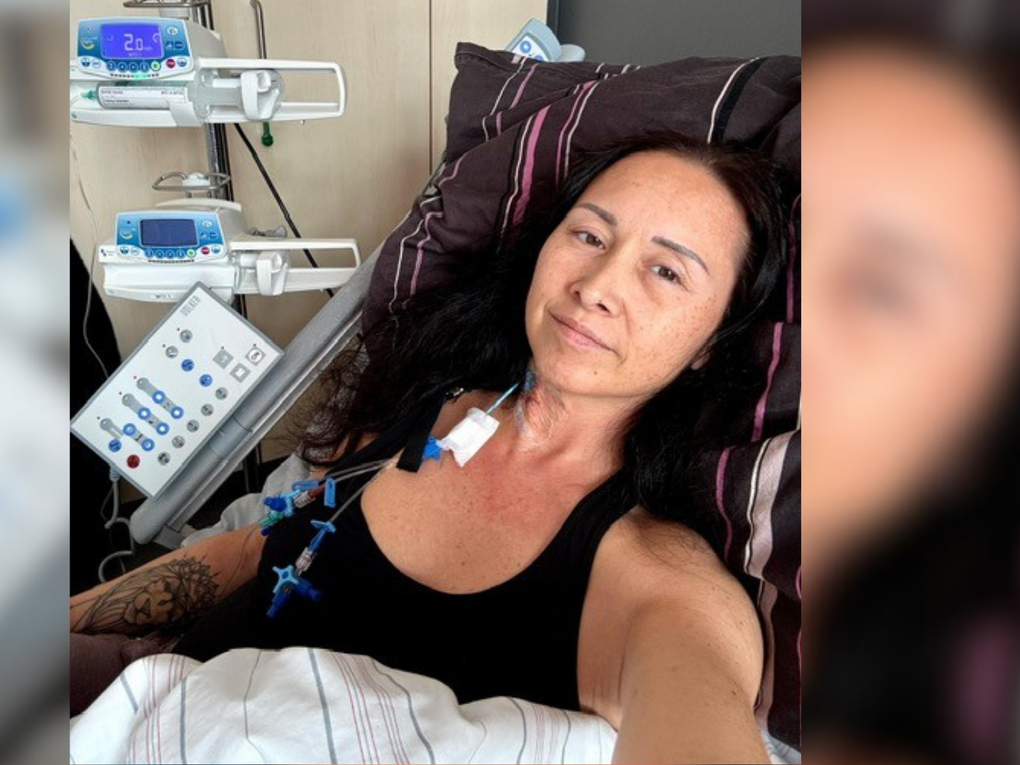 Eine Frau liegt im Krankenhausbett. Eine Frau liegt im Krankenhausbett.