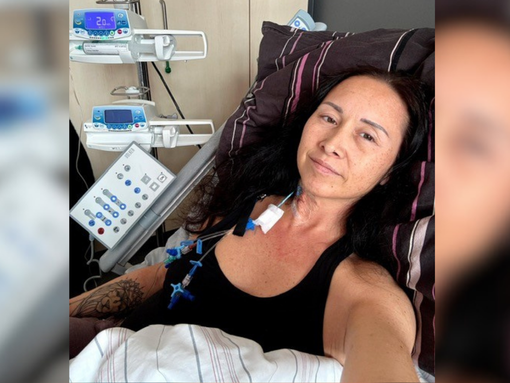 Eine Frau liegt im Krankenhausbett. Eine Frau liegt im Krankenhausbett.