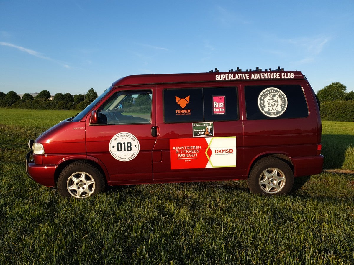 ein roter Van mit DKMS Banner ein roter Van mit DKMS Banner