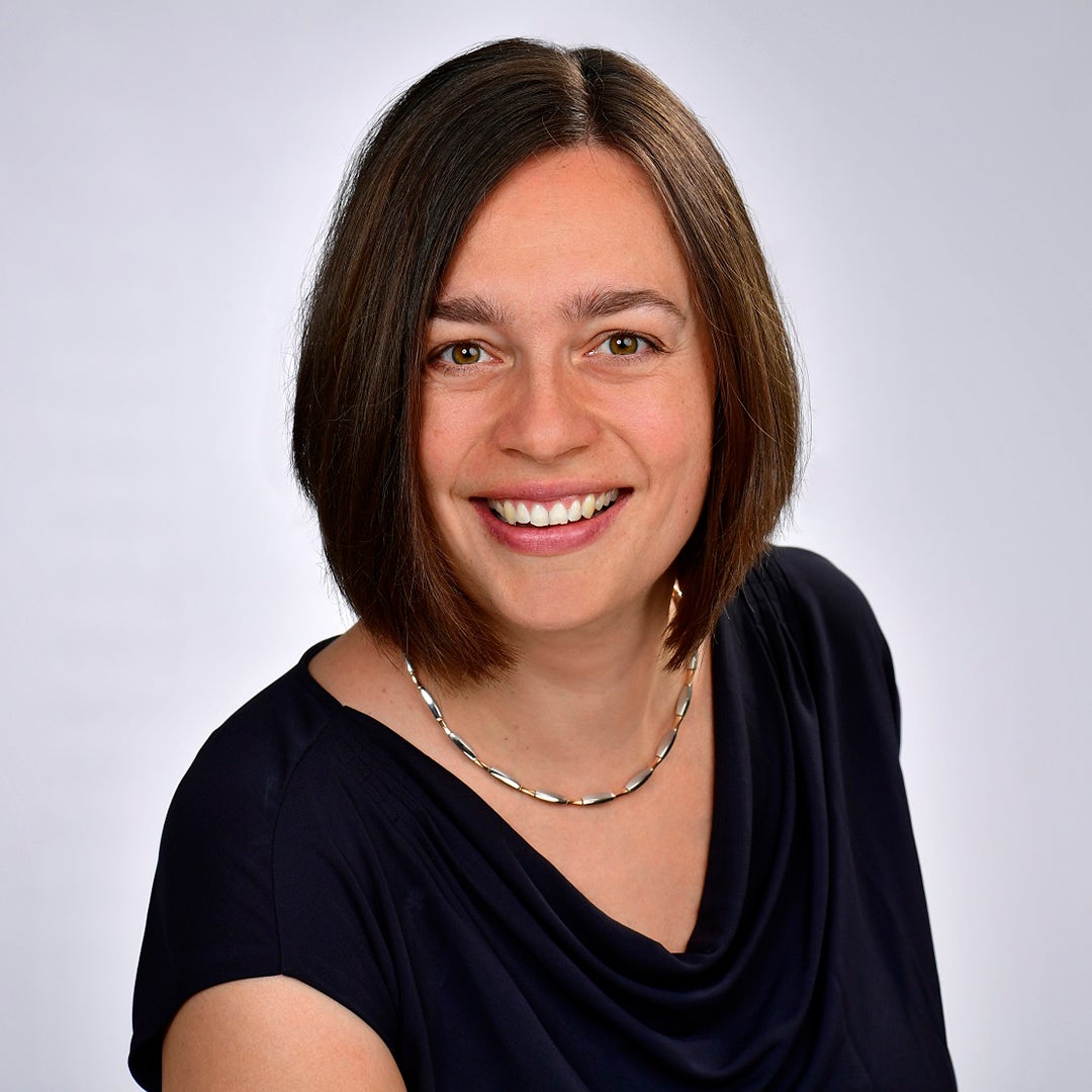 Eine Frau lächelt in die Kamera - Julia Pingel Eine Frau lächelt in die Kamera - Julia Pingel