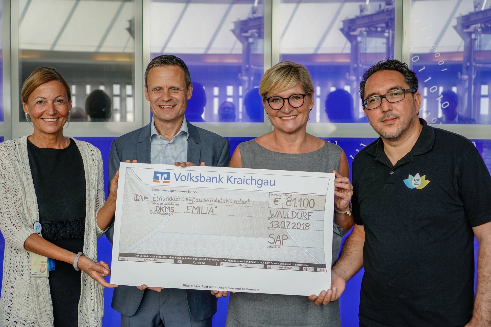 SAP hat die gesamten Kosten der Registrierung übernommen; v.l. Eva-Maria Jährling, Dr. Bernd Welz, Iris Theisen (DKMS) und Cawa Younosi SAP hat die gesamten Kosten der Registrierung übernommen; v.l. Eva-Maria Jährling, Dr. Bernd Welz, Iris Theisen (DKMS) und Cawa Younosi